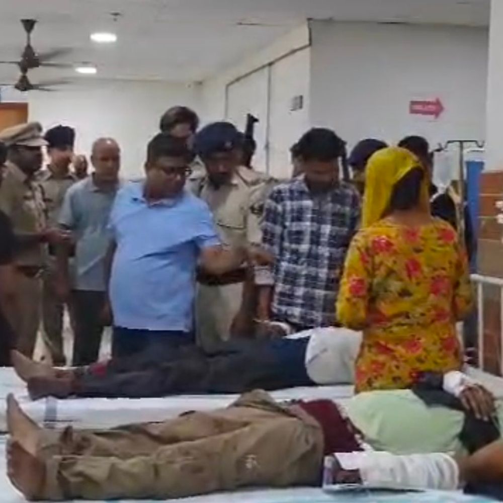 बिहार में ऑर्केस्ट्रा कलाकारों को कुचला, 4 की मौत:बलिया से शादी में जा रहे थे, ब्रेकर पर झटका लगने से गिर, पीछे से चढ़ा ट्रक