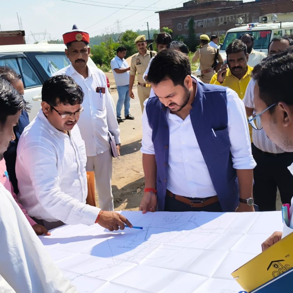 सोनभद्र के रॉबर्ट्सगंज में नाले का निर्माण कार्य:डीएम ने किया निरीक्षण, जल निकासी व्यवस्था को सुदृढ़ बनाने के दिए निर्देश