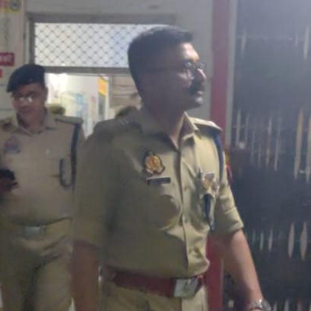 देवरिया में मां-बेटे की संदिग्ध हालत में मौत:दूसरे बेटे की हालत नाजुक, पति पर जहर देने का आरोप; हिरासत में लेकर पूछताछ जारी