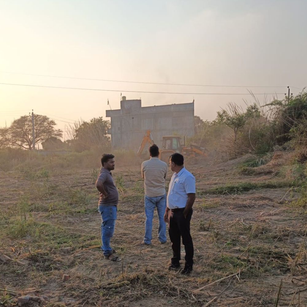 घाटमपुर में 4 करोड़ की खलिहान भूमि अतिक्रमणमुक्त:जेसीबी से हटाया कब्जा, मियावाकी पद्धति से होगा वृक्षारोपण