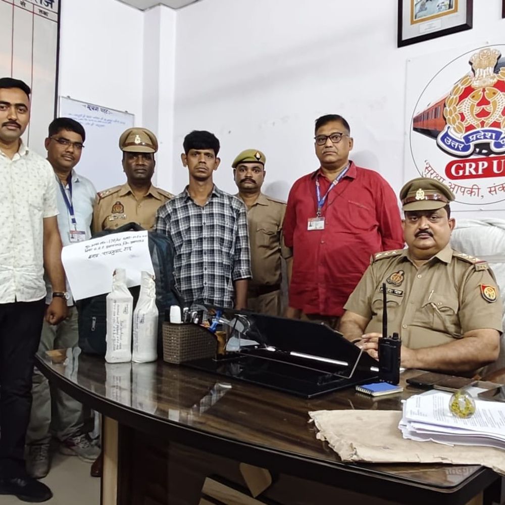 प्रयागराज स्टेशन पर बिहार का शराब तस्कर गिरफ्तार:10 हजार की अवैध शराब बरामद, ट्रेनों से सप्लाई करता था