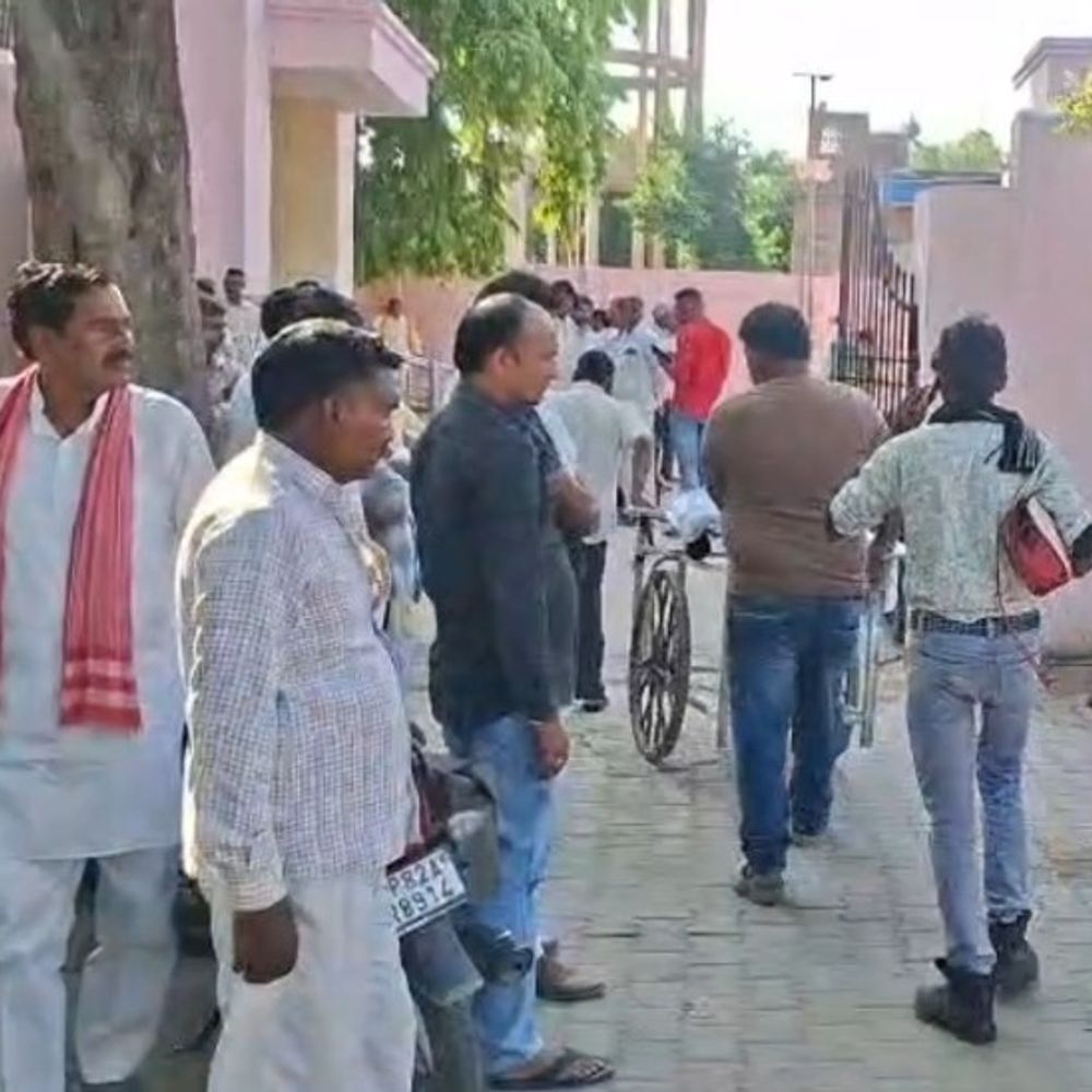 अज्ञात वाहन की टक्कर से बाइक सवार बेटी की मौत:एटा के पिलुआ थाने के सामने हाईवे पर हुआ हादसा, ससुराल छोड़ने जा रहे पिता घायल