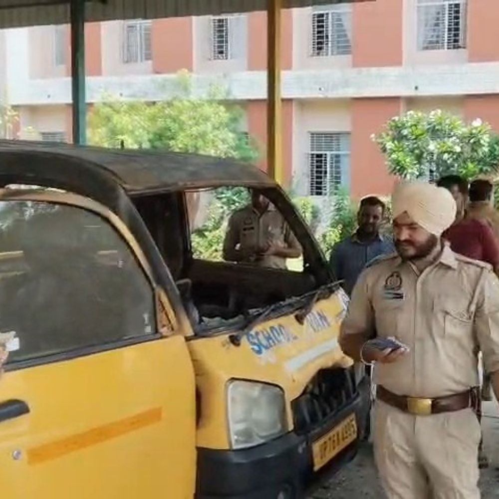 फर्रुखाबाद स्कूल परिसर में खड़ी वैन में लगी आग:दमकल ने पाया काबू, शॉर्ट सर्किट से लाखों का नुकसान