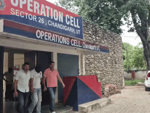 चंडीगढ़ में 5 आरोपियों से 4 सेमी-ऑटोमैटिक हथियार बरामद:  मुख्य सप्लायर का पाकिस्तान कनेक्शन, एक काली शूटर का करीबी, पुलिस पर गाड़ी चढ़ाने की कोशिश – Chandigarh News