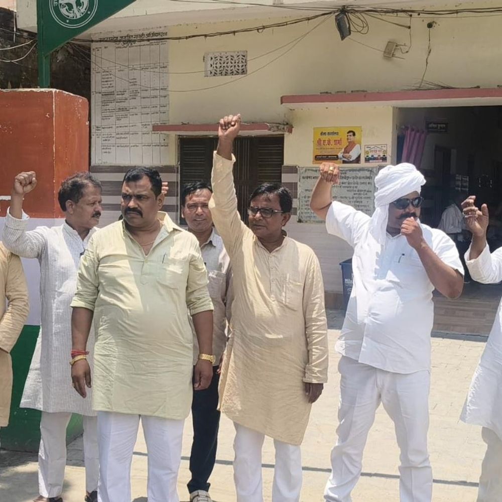 घोसी नगर पंचायत में सभासदों का प्रदर्शन:चेयरमैन और ईओ पर भ्रष्टाचार और तानाशाही के आरोप, 13 महीने से बैठक नहीं
