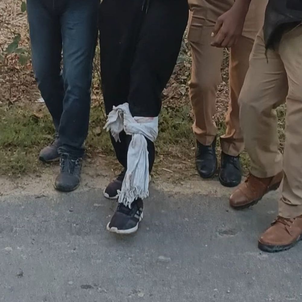 हत्या के प्रयास का मुख्य आरोपी मुठभेड़ में गिरफ्तार:मऊ पुलिस पर फायरिंग के बाद जवाबी कार्रवाई में पैर में लगी गोली