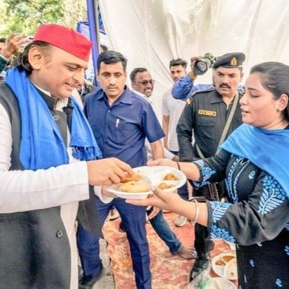 'अखिलेश सर, आप पर 100 नौकरियां कुर्बान':टीचर बोली- आपको मैंने पूड़ी खिलाई, पिता को सफाईकर्मी बना दिया गया
