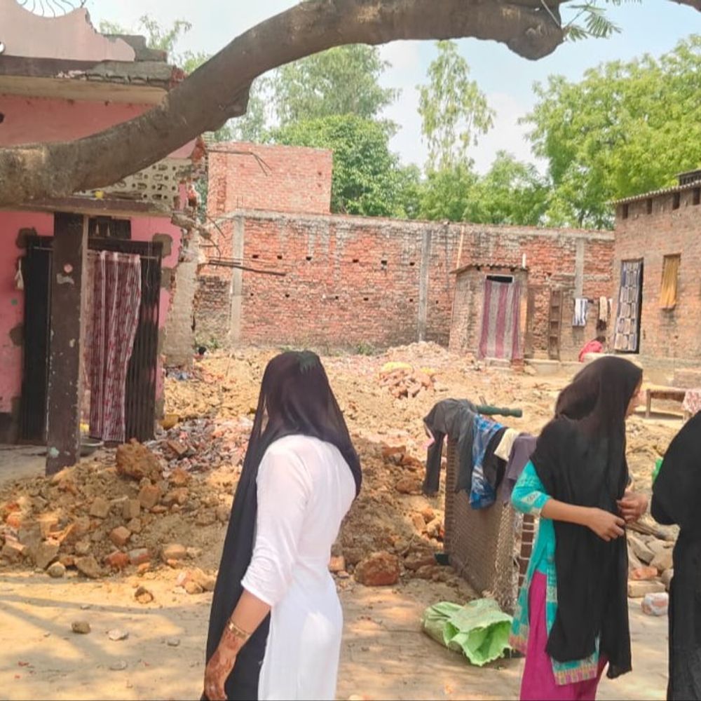 आजमगढ़ में नमाज के समय डीजे बजाने को लेकर विवाद:दो समुदायों के बीच हुई जमकर मारपीट, महिलाओं के साथ अभद्रता का आरोप