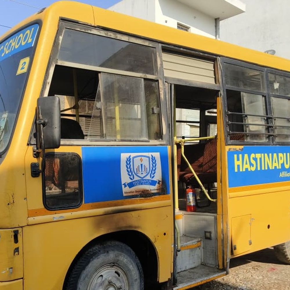 मेरठ में HPS स्कूल की बस में लगी आग:स्कूल छोड़ने जा रही थी, 5 बच्चे सवार थे; स्थानीय लोगों ने सभी को सुरक्षित उतारा