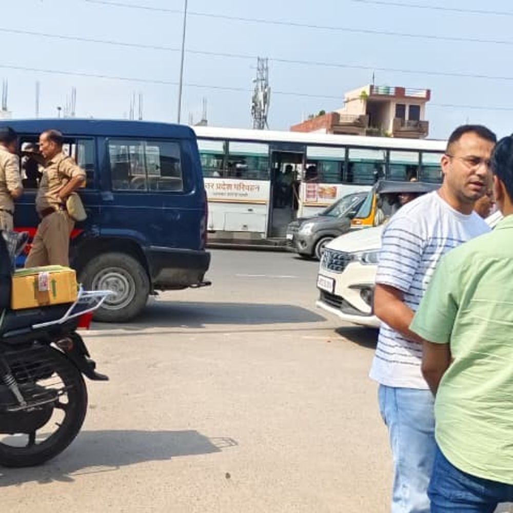गाजियाबाद में बदमाशों ने कैश वैन लूटी:पुलिस की 8 टीमों ने घेराबंदी कर वैन को पकड़ा, कैश निकालकर बदमाश भाग गए