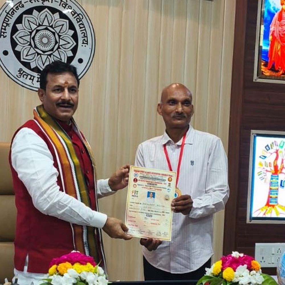 डॉ. राजकुमार, सीमा व राजसिंह को स्वर्ण पदक:वाराणसी में योगासन प्रतियोगिता में संपूर्णानंद संस्कृत विश्वविद्यालय के साधकों के नाम कई मेडल