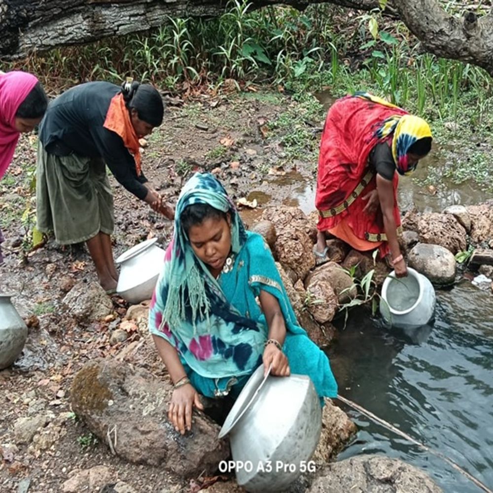 मैनपाट के आदिवासी परिवार पी रहे ढोढ़ी का पानी:  सीएम ने सरगुजा कलेक्टर को लगाया फोन, कलेक्टर ने कहा- जिले में लगेंगे 100 नए हैंडपंप – Ambikapur (Surguja) News