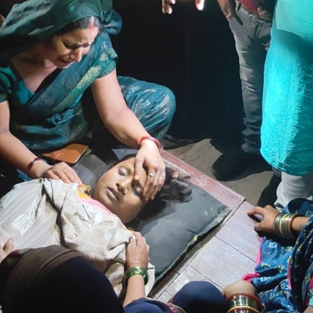 दर्दनाक हादसा, पेड़ की डाल गिरने से महिला की मौत:अयोध्या जिले के बीकापुर ब्लॉक के मजरुद्दीनपुर गांव में हुई घटना