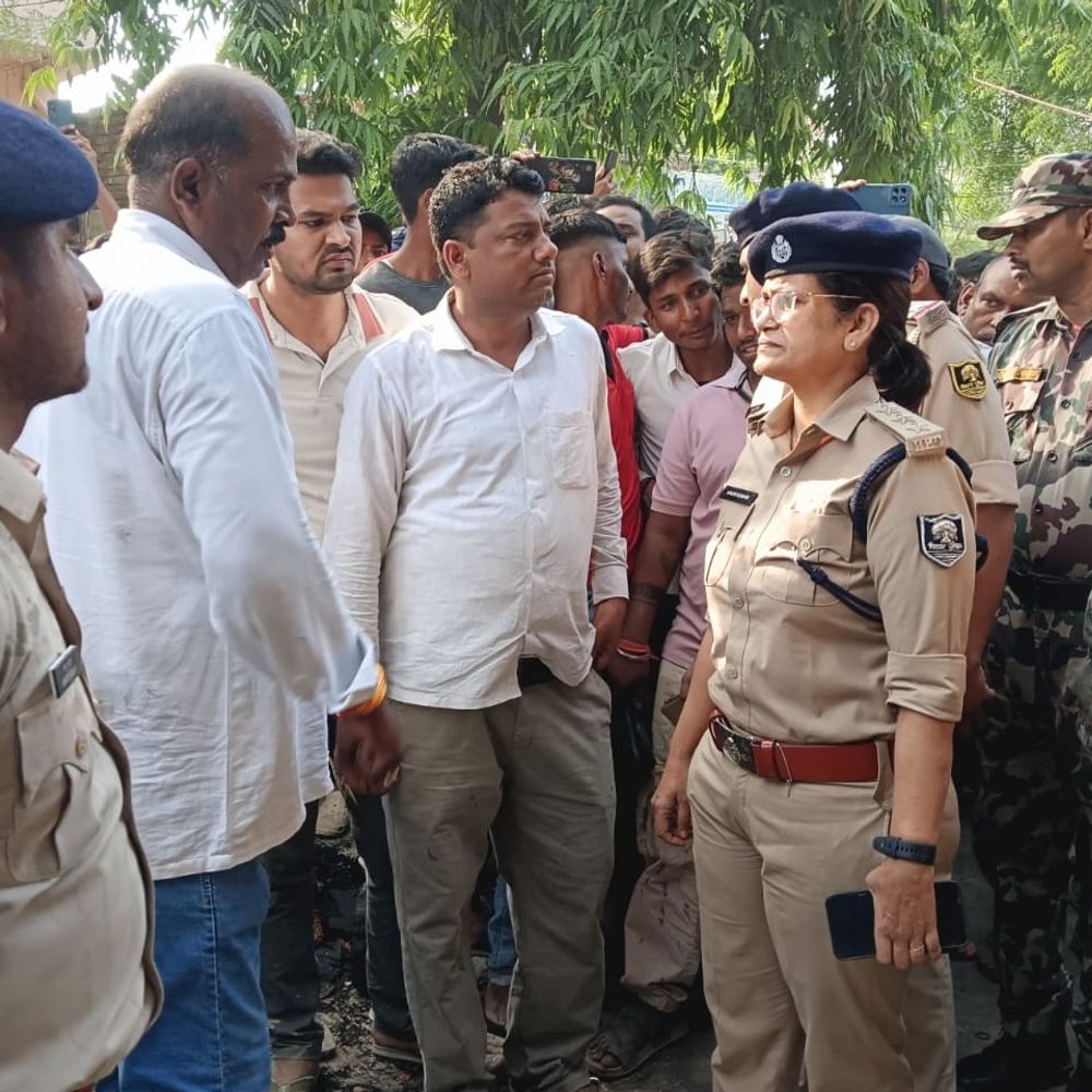 सीवान में ज्वेलरी शॉप से 20 लाख की लूट:  10 राउंड फायरिंग कर 4 बदमाश फरार, एक को भीड़ ने पकड़कर लाठी-डंडे से पीटा – Siwan News