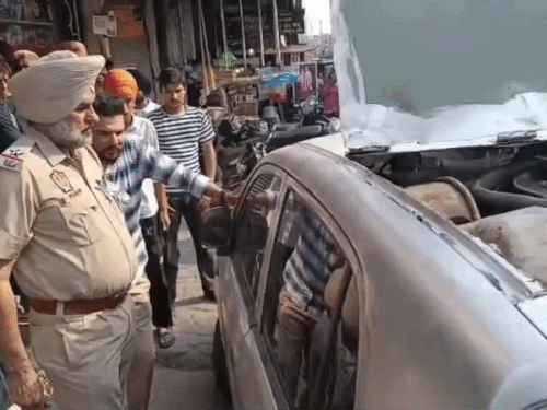 अमृतसर में संदिग्ध गाड़ी मिलने से हड़कंप:  अंदर ड्रम और तार देख पुलिस व कमांडो टीमों ने शुरू की जांच – Amritsar News