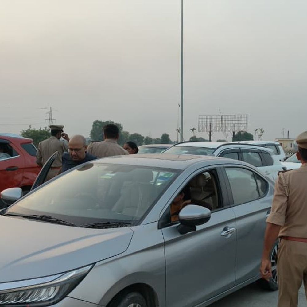 बागपत में प्रतिबंधित वाहनों पर कार्रवाई:दिल्ली-देहरादून कॉरिडोर, ईस्टर्न पेरिफेरल एक्सप्रेसवे पर चेकिंग अभियान
