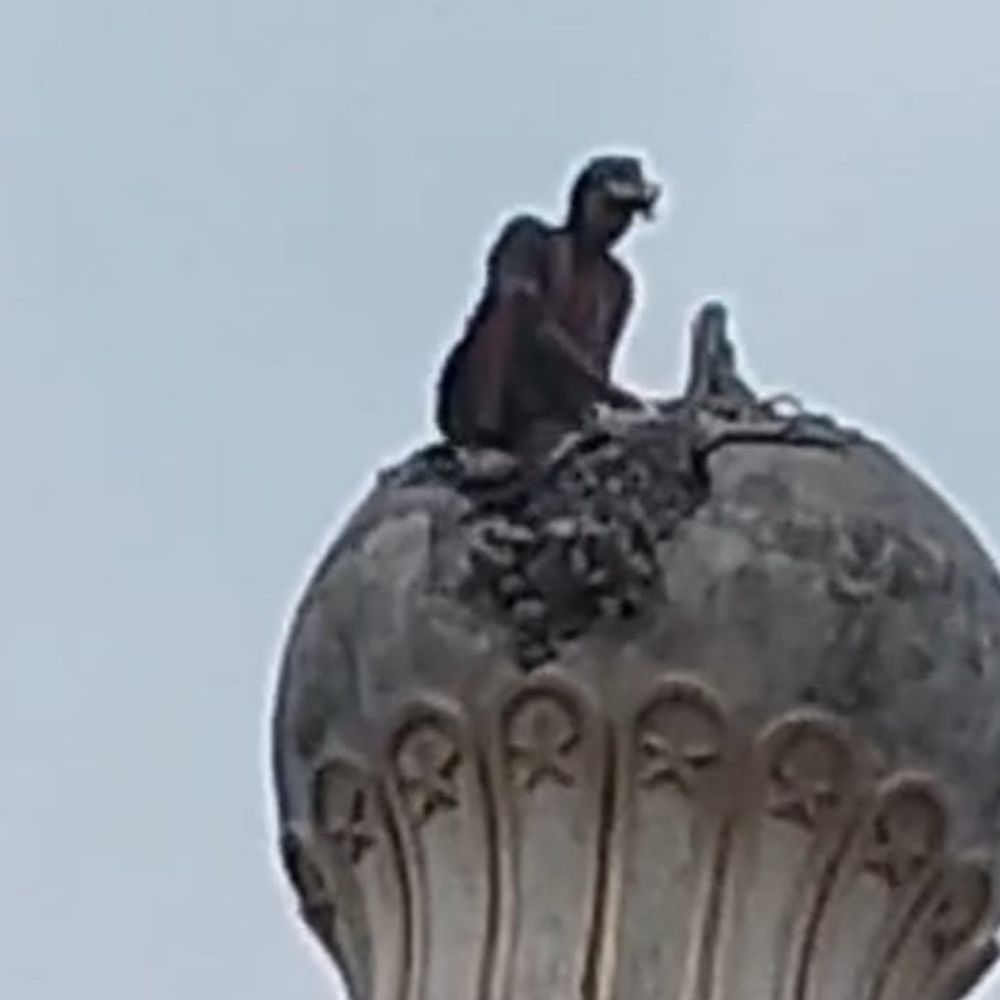 50 साल पुरानी मस्जिद के अवैध हिस्से को हटाया गया:मुगलसराय में PWD और रेलवे की जमीन पर बना था, 10 दिन का अल्टीमेटम मिला था