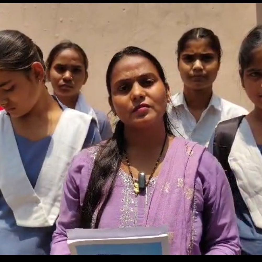 बुलंदशहर में 60-70 छात्राओं को 11वीं में प्रवेश से रोका:‘बेटी बचाओ बेटी पढ़ाओ’ योजना को झटका, छात्राओं ने DM-SSP से लगाई गुहार; जांच के आदेश