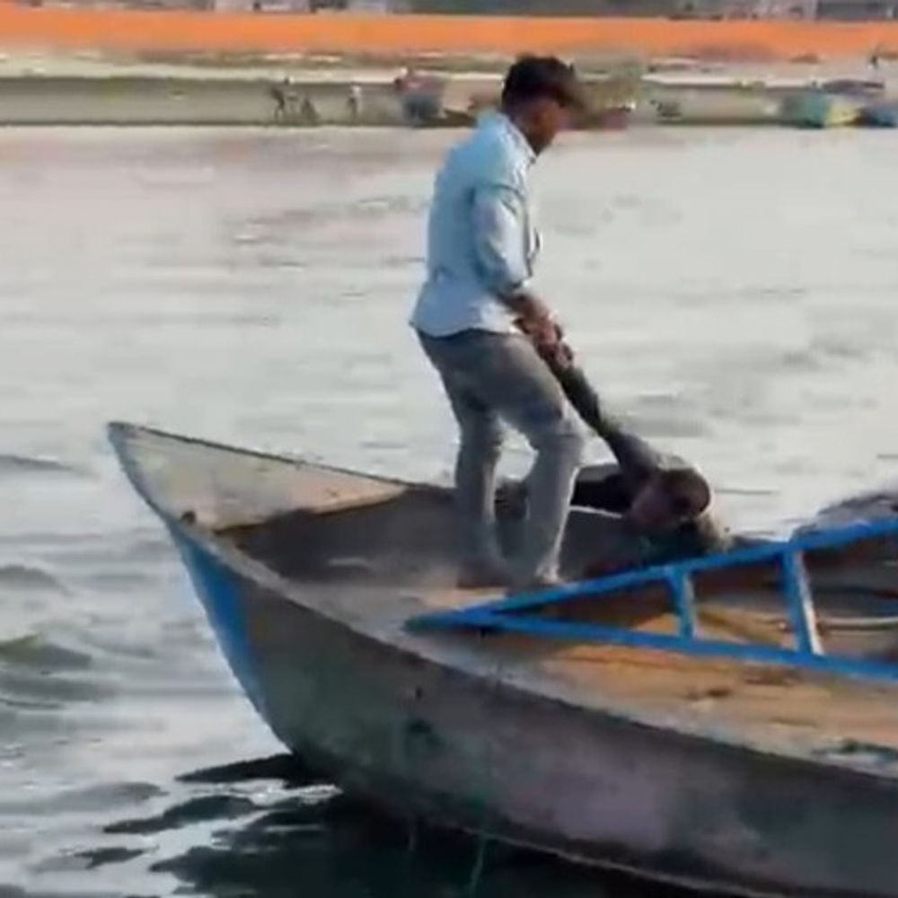 यमुना में डूबे एक महिला सहित दो लोग:वृंदावन में नाविकों ने बचाई जान, सुरक्षा के इंतजाम की आई कमी नजर