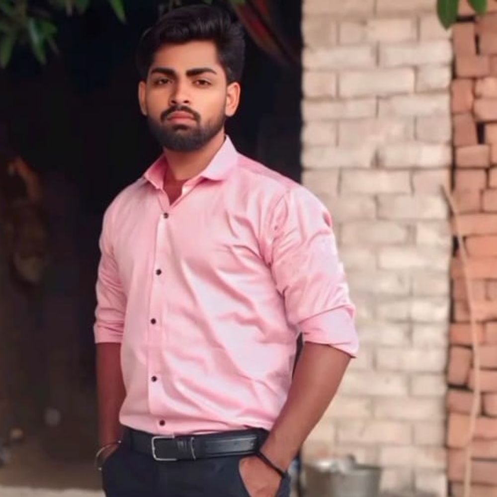 जौनपुर में इनोवा की टक्कर से खंभा गिरा:हादसे में बी फार्मा छात्र की मौत; ग्रामीणों ने किया चक्का जाम