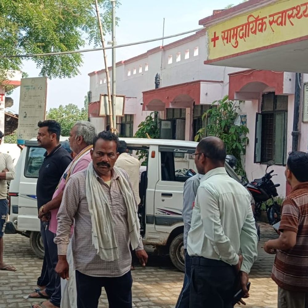 बाराबंकी के सूरतगंज में स्कूल वैन और पिकअप की टक्कर:हादसे में चालक समेत 5 बच्चे घायल, अस्पताल में भर्ती; पुलिस ने हिरासत में लिया