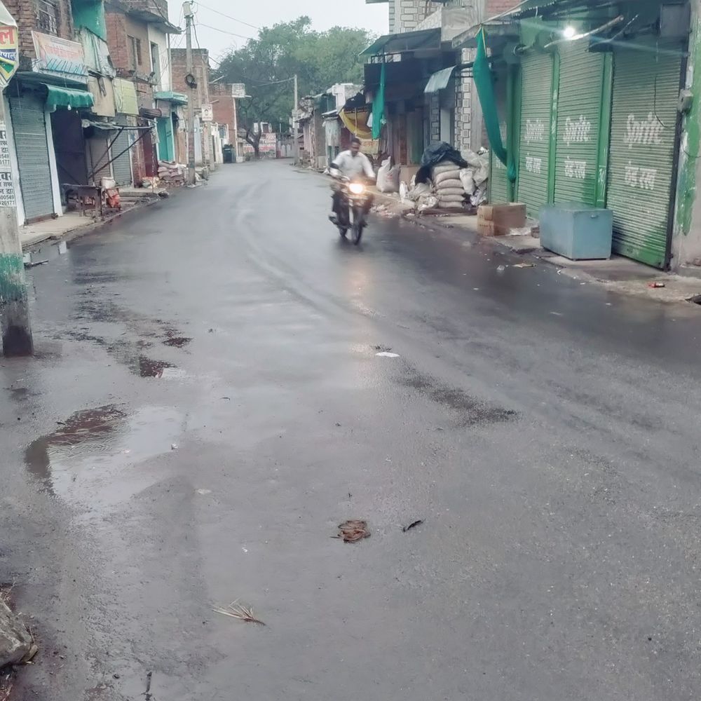कानपुर देहात में मौसम बदला, गर्मी से मिली राहत:तेज हवाओं और बूंदाबांदी से तापमान गिरा, अगले पांच दिन ऐसा ही रहेगा