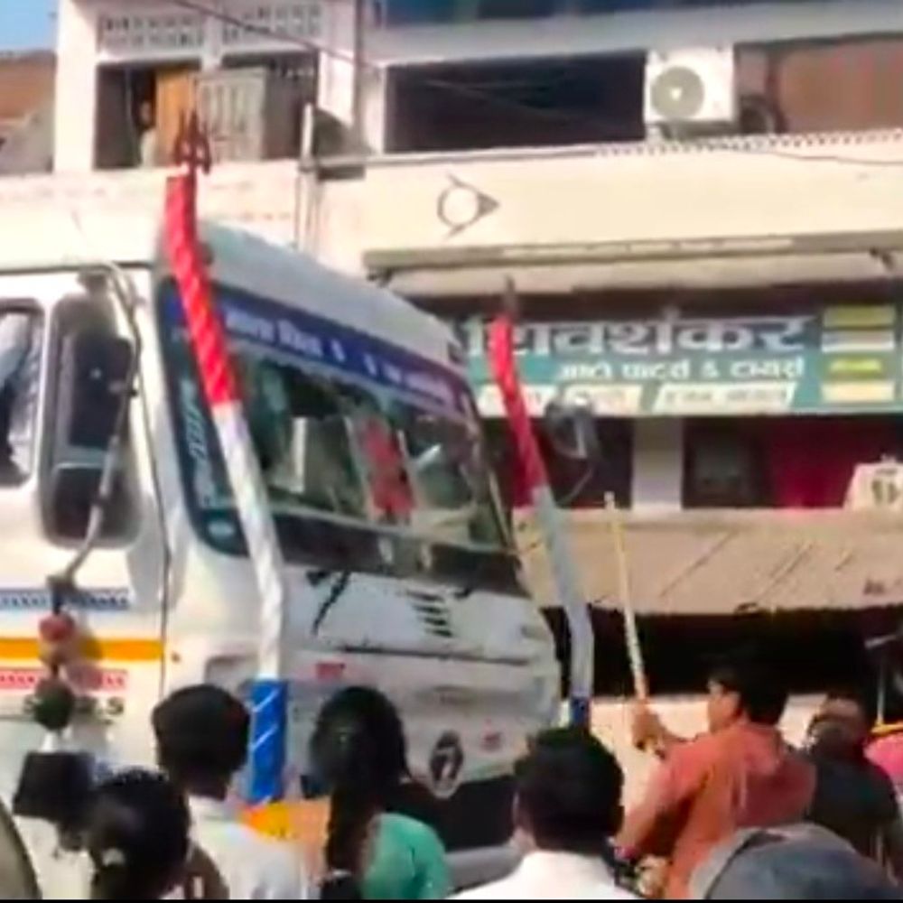 रायबरेली में डंपर चालक की पिटाई, वाहन में तोड़फोड़:गलत साइड से आ रही स्कूटी में मारी टक्कर, भीड़ ने पीटा