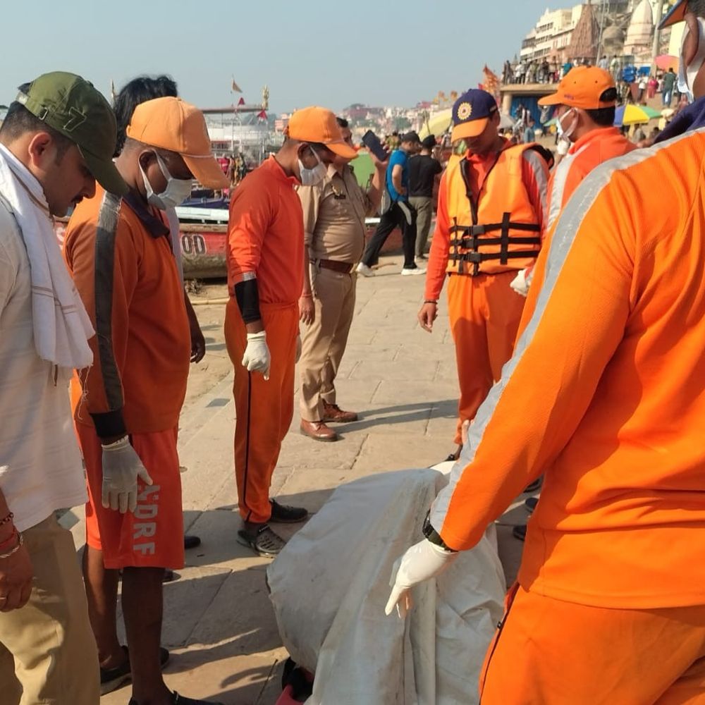 वाराणसी के मानघाट पर डूबा युवक:ग्रेटर नोएडा से घूमने आया था काशी, रात में स्नान करते समय हुआ हादसा