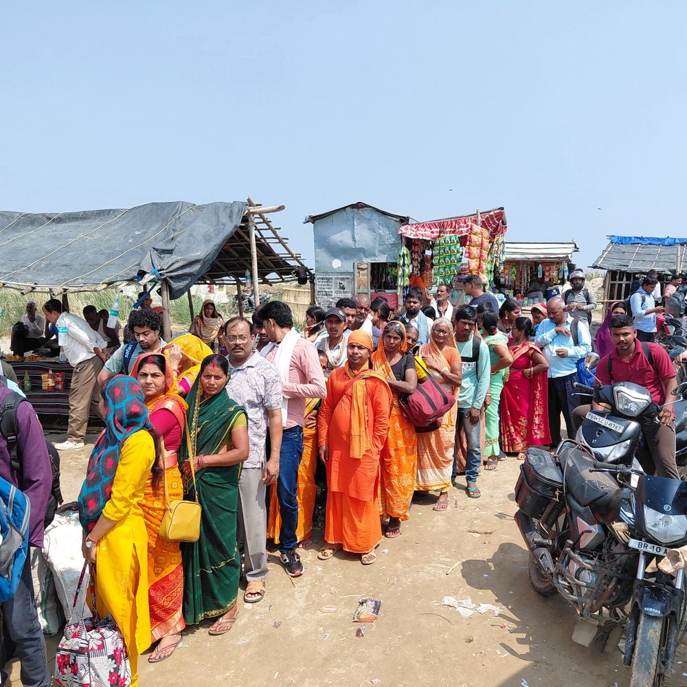 विक्रमशिला पुल क्षतिग्रस्त के बाद अगुवानी घाट पर बढ़ी भीड़:  खगड़िया में नावों पर ओवरलोडिंग, मनमाना किराया, लोगों को घंटों इंतजार करना पड़ रहा – Khagaria News