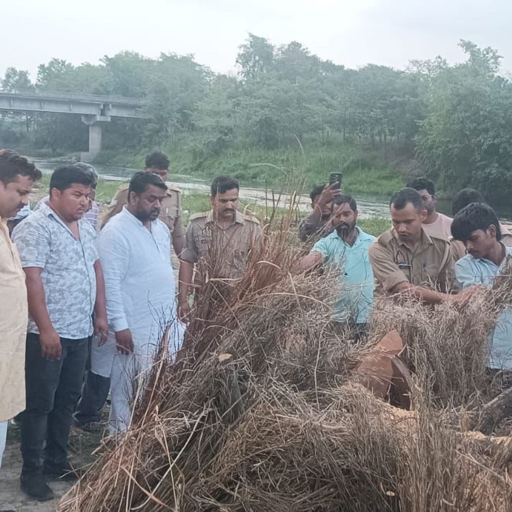 देवरिया में महिला और दो बेटों का अंतिम संस्कार:पति ने पुलिस अभिरक्षा में दी मुखाग्नि, जहर खाने से मौत की आशंका; फॉरेंसिक जांच जारी
