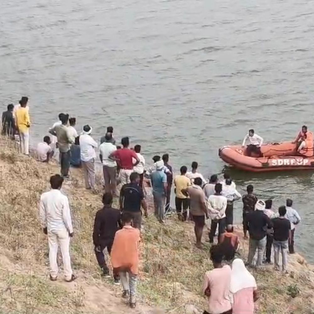 हमीरपुर: यमुना में नाव पलटी, पांच बच्चे लापता:एक महिला का शव मिला, रेस्क्यू ऑपरेशन जारी