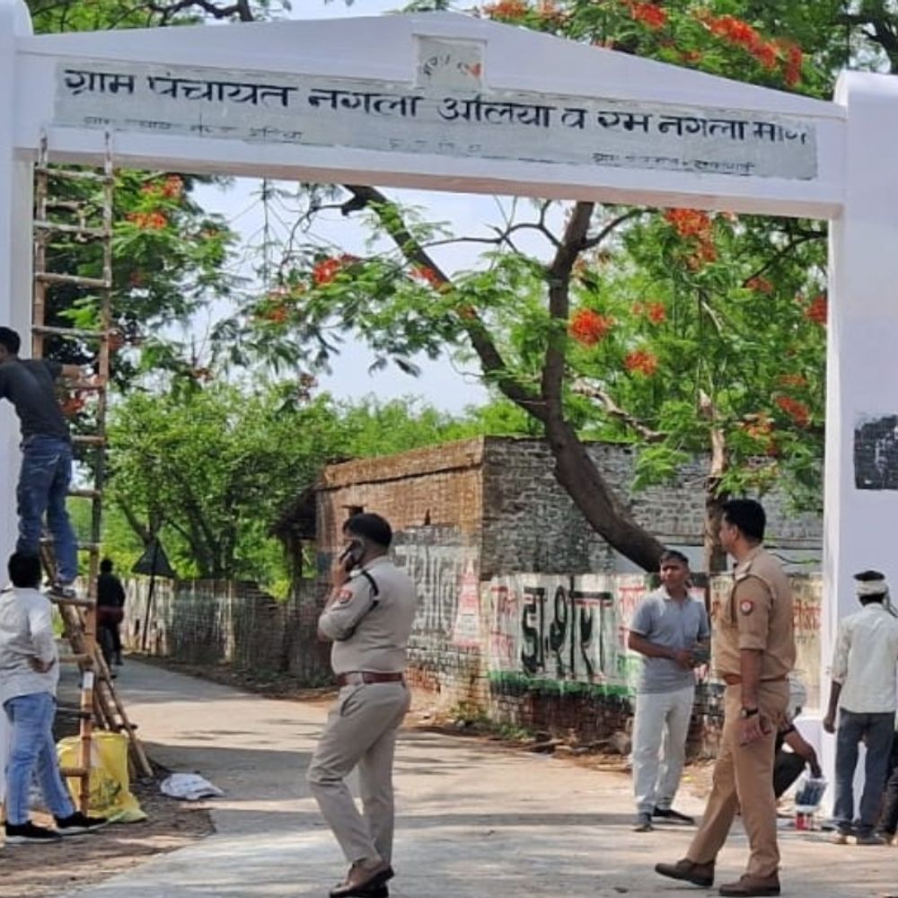 हाथरस में गेट को भगवा रंग से रंगने पर हंगामा:विरोध के बाद पुलिस ने संभाला मोर्चा, गेट को सफेद रंग से पुतवाया