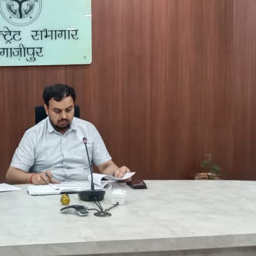 गाजीपुर में 17 अधीक्षक/प्रभारी चिकित्सकों का तबादला:जल्द नई जगह पर जॉइन करने होंगे; देखें ट्रासंफर की पूरी लिस्ट