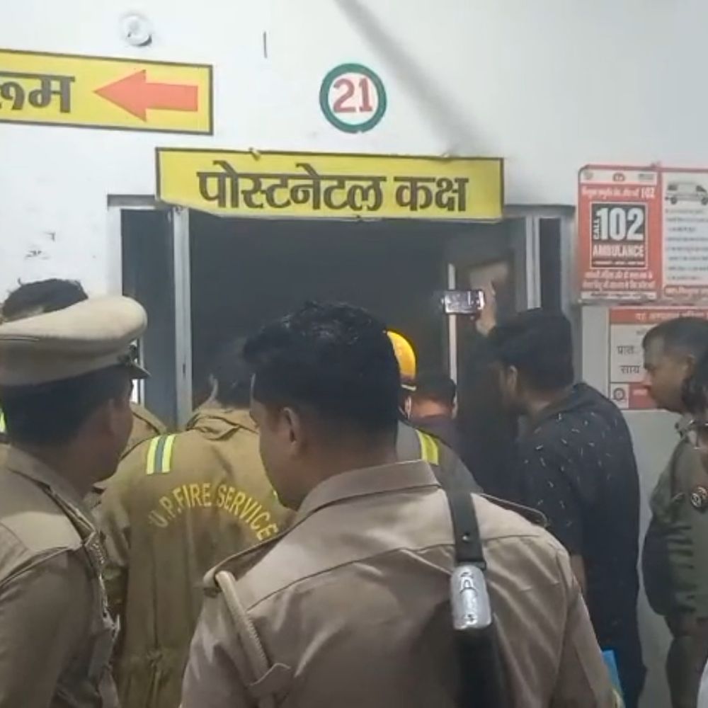 फिरोजाबाद जिला अस्पताल के 100 सैया वार्ड में आग:शॉर्ट सर्किट से लगी, फायर ब्रिगेड ने समय रहते पाया काबू