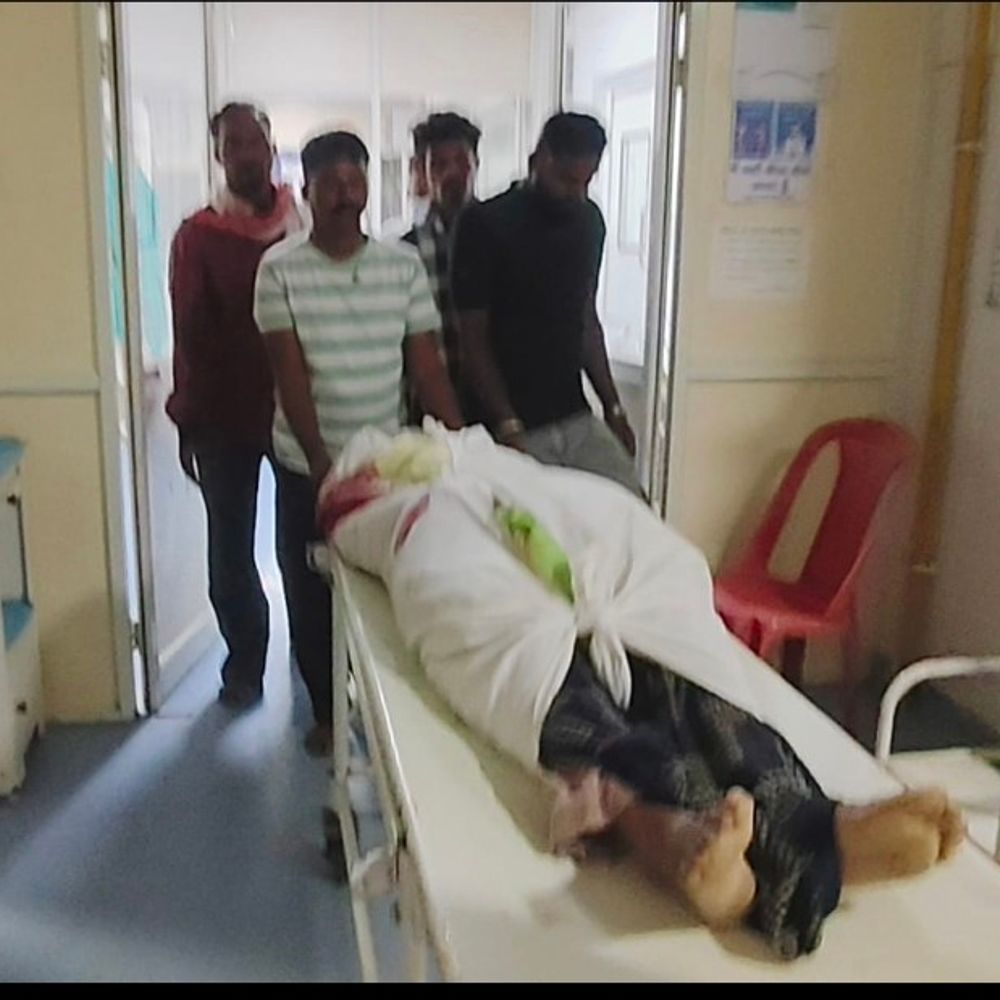 बैतूल में शादी से लौट रही वृद्धा की मौत:अज्ञात वाहन ने टक्कर मारी, चालक मौके से फरार; बच्चे ने बुलाई एंबुलेंस