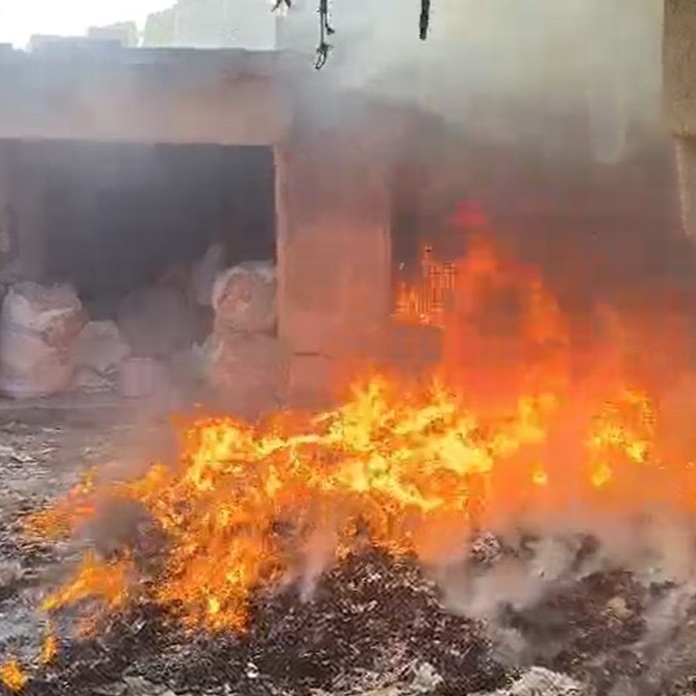 ग्रामीणों ने मिलकर बुझाई आग, बाल्टियों से डाला पानी:  1 घंटे में काबू पाया, शोरूम तक जाने से रोका – rajsamand (kankroli) News