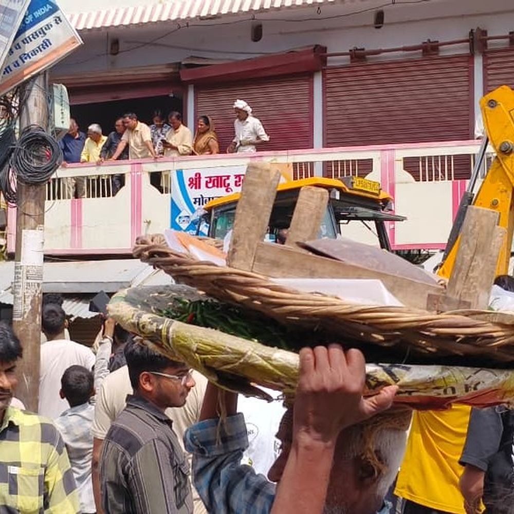 मेंहदावल में अतिक्रमण पर चला बुलडोजर:नगर पंचायत कार्यालय से शुरू हुई कार्रवाई, हड़कंप मचा भारी पुलिस बल तैनात