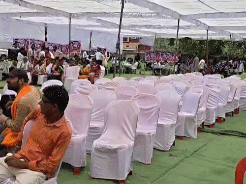 भाजपा विधायक ने कहा-पटवारी को जूता से मारूंगा, VIDEO:  सुशासन तिहार में खाली रही कुर्सियां, BJP नेता बोले-कलेक्टर फोन नहीं उठाते, शिविर क्या जादू की छड़ी है – Gariaband News