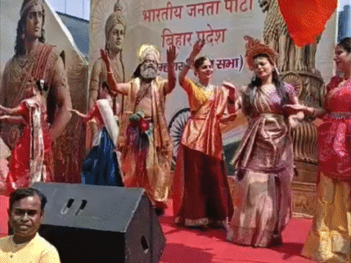 नीतीश-ललन सिंह के पैर छूकर शपथ के लिए निकले निशांत:  300 कर्मचारियों ने निकाला गांधी मैदान में भरा पानी, सड़कों पर NSG; शपथ की 15 तस्वीरें – Patna News