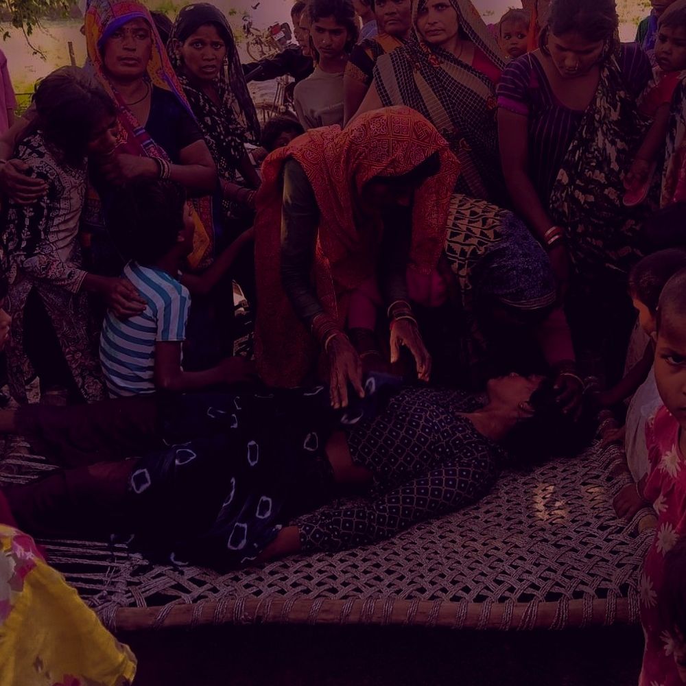 हरदोई में विवाहिता ने की आत्महत्या की कोशिश:तीन युवकों ने फंदे से उतारकर बचाई जान, बेनीगंज कोतवाली क्षेत्र का मामला