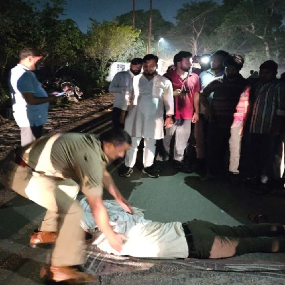 ट्रक की टक्कर से बाइक सवार युवक की मौत:  गाड़ी छोड़कर ड्राइवर फरार, भाई के जन्मदिन का सामान खरीदने गया था मार्केट – Shahjahanpur News