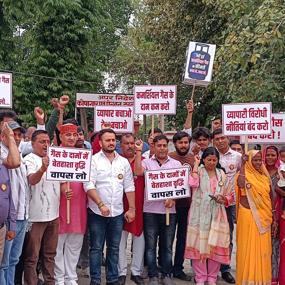 कमर्शियल गैस सिलेंडर महंगा, व्यापारियों का प्रदर्शन:शास्त्री चौक पर केंद्र सरकार का पुतला फूंका, कीमत घटाने की मांग