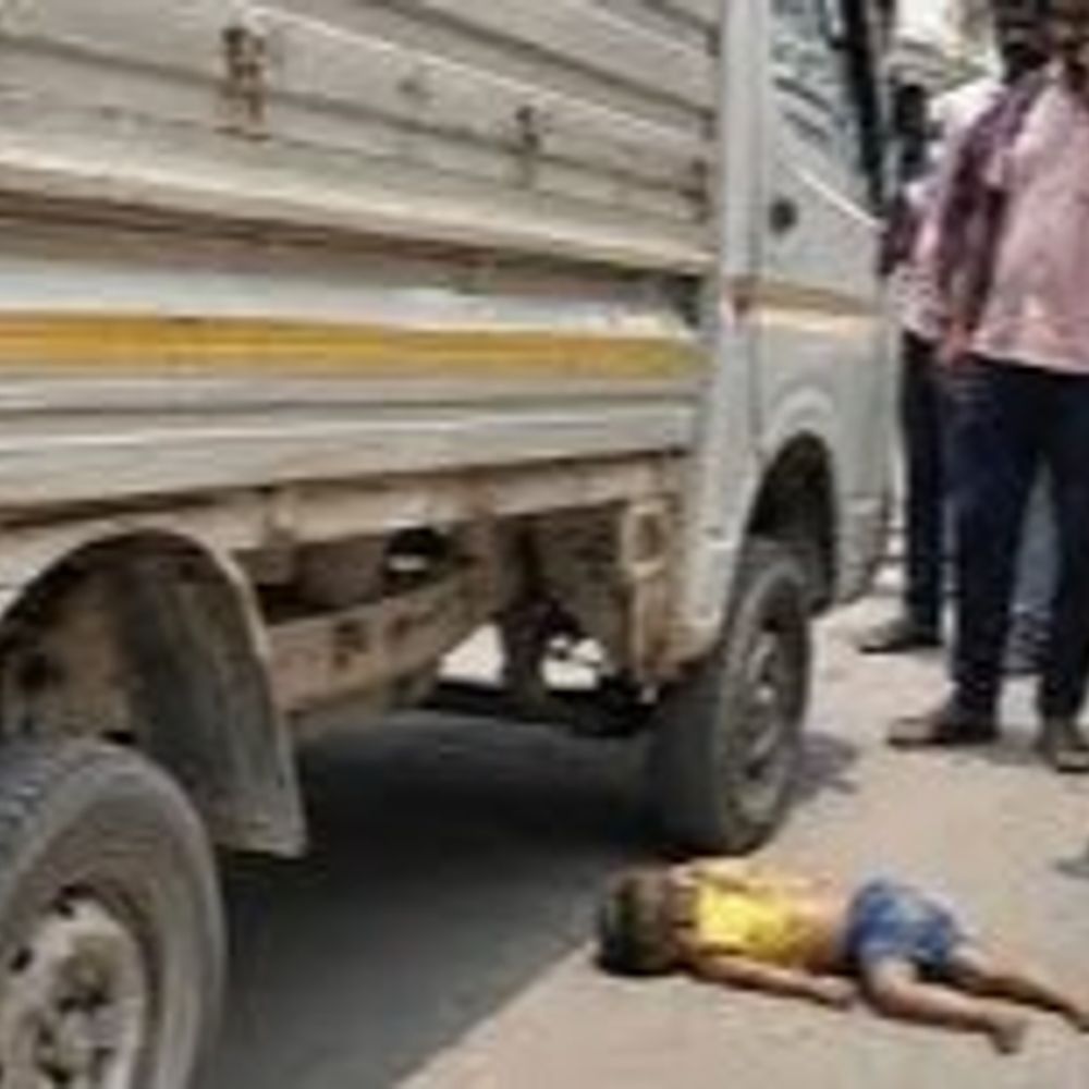 मेरठ में 2 साल के मासूम पर चढ़ा लोडर:CCTV में कैद हुआ एक्सीडेंट, चीखता रहा बच्चा
