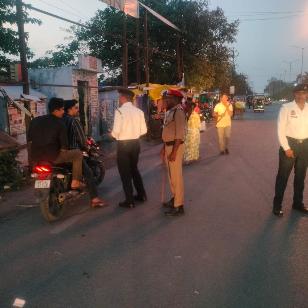 यातायात नियम तोड़ने पर 413 वाहनों का चालान:मऊ में यातायात पुलिस और स्थानीय पुलिस की संयुक्त कार्रवाई