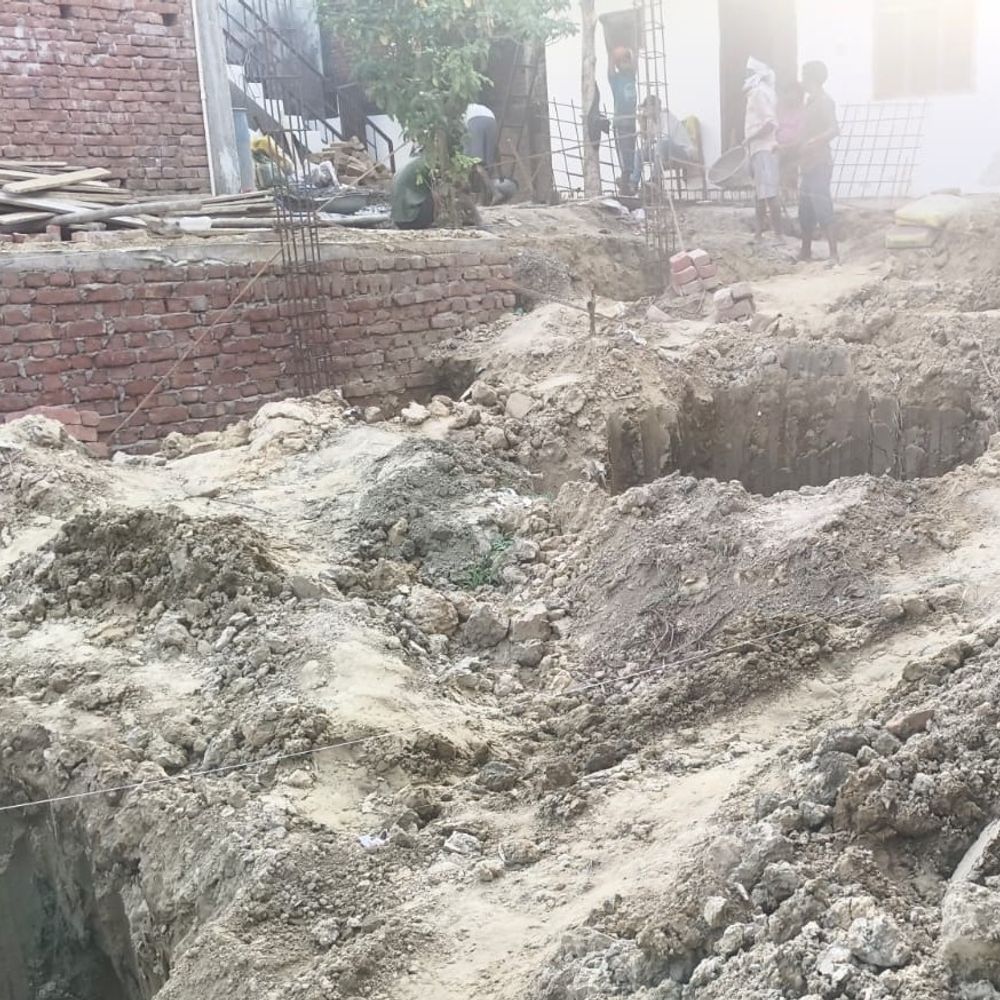 सुल्तानपुर में समाजसेवी की जमीन पर अवैध कब्जे का आरोप:परिजनों ने कलेक्ट्रेट में प्रदर्शन कर एडीएम को ज्ञापन सौंपा