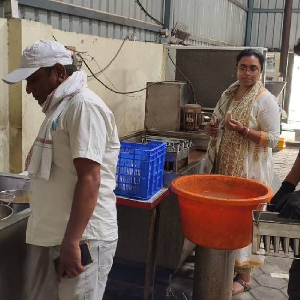 गंदगी और बिना लाइसेंस चल रही कुल्फी फैक्ट्री सील:  खाद्य पदार्थों में लापरवाही पर शिकंजा, 29 नमूने जांच को भेजे; कई प्रतिष्ठान दायरे में – Indore News