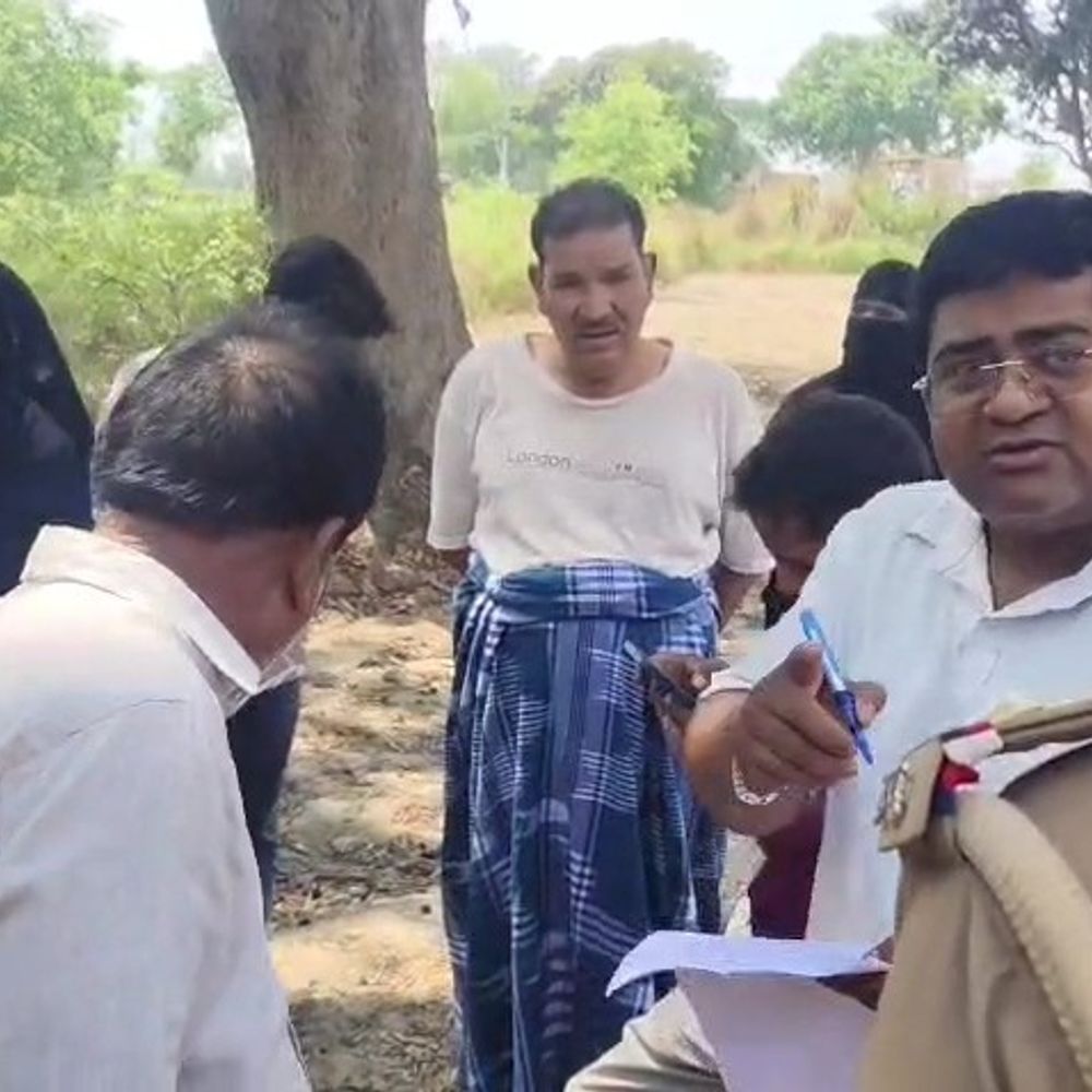 आजमगढ़ में पैमाइश के दौरान नायब तहसीलदार से अभद्रता:दो आरोपियों के विरुद्ध सरकारी कर्मचारियों से गाली गलौज देने के मामले में दर्ज हुआ मुकदमा