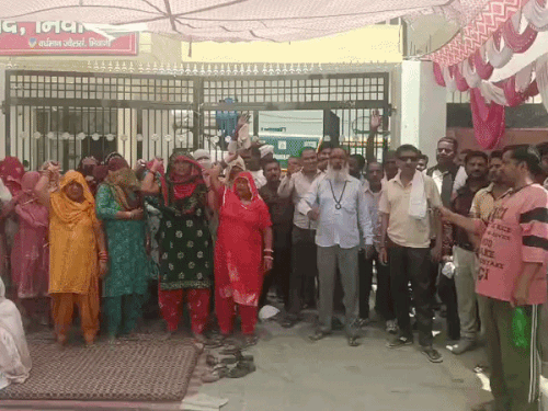 भिवानी में सफाई कर्मचारियों की हड़ताल:  शहर में लगे कूड़े के ढेर, कर्मचारियों को कमरों से बाहर निकाला, बोले- मांग नहीं मानने तक जारी रहेगी हड़ताल – Bhiwani News