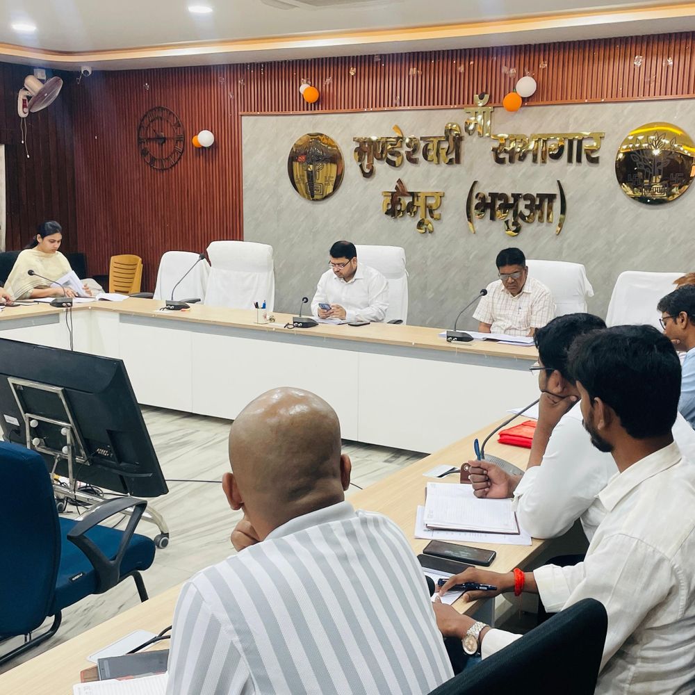 कैमूर DM ने डेवलपमेंट स्कीम्स की रिव्यु की:एग्जीक्यूटिव इंजीनियर्स को क्वालिटी और समय पर काम पूरा करने का निर्देश