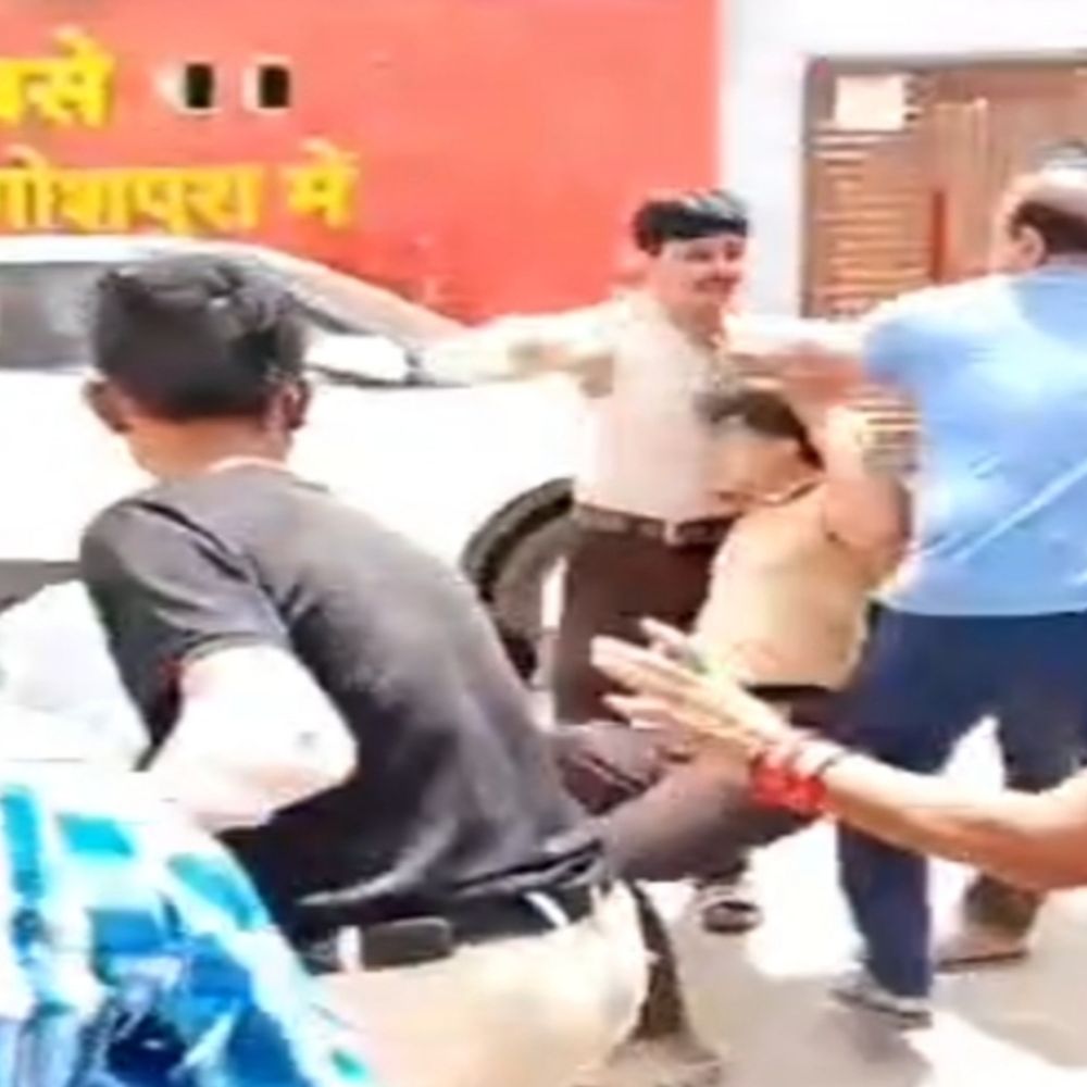ग्वालियर में दबंगई- घर में बुलाकर पीटने का VIDEO:दरवाजे पर कार खड़ी करने से रोका तो पड़ोसी के परिवार को बेरहमी से पीटा